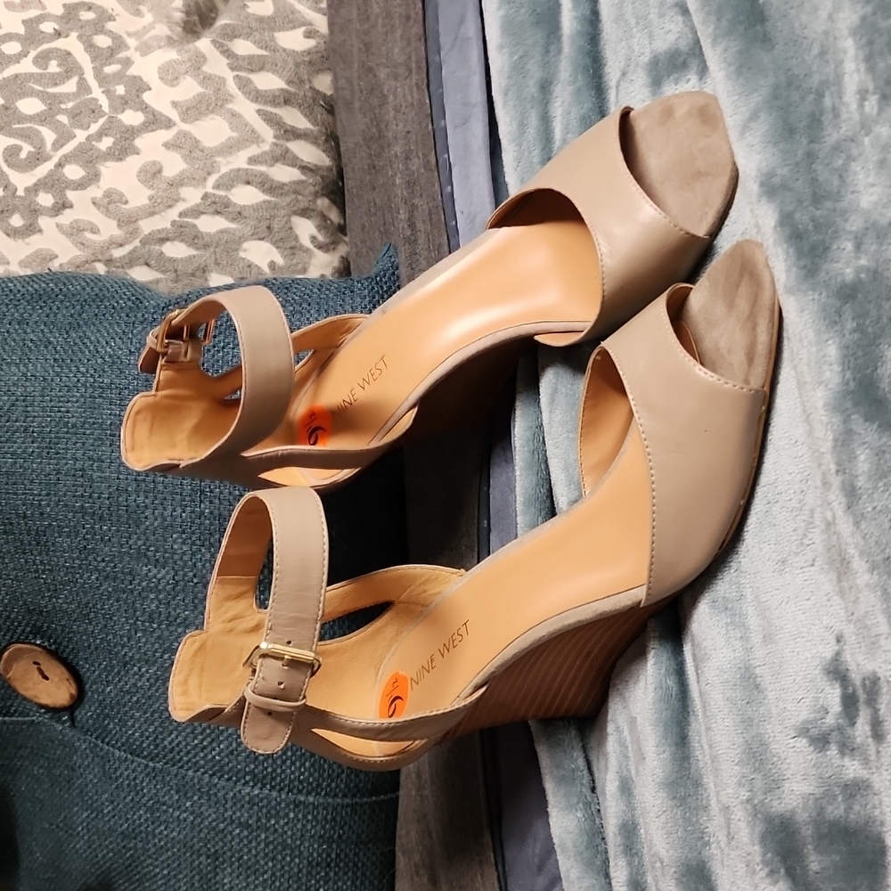 Nine West wedges heels taupe colored size 9.5
